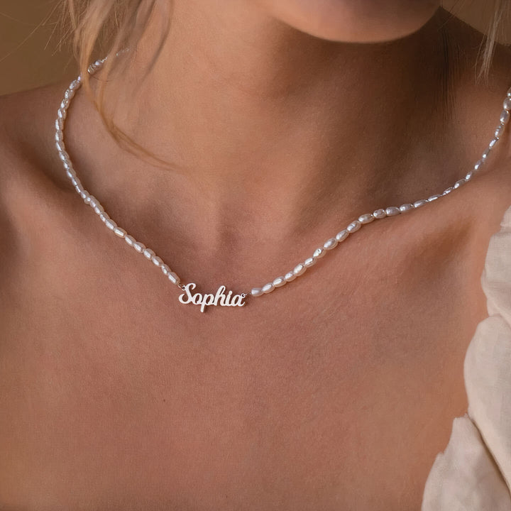 https://cdn.shopify.com/s/files/1/0770/0421/0497/files/CustomFreshwaterPearlNameNecklace-Sophia.jpg?v=1716009804