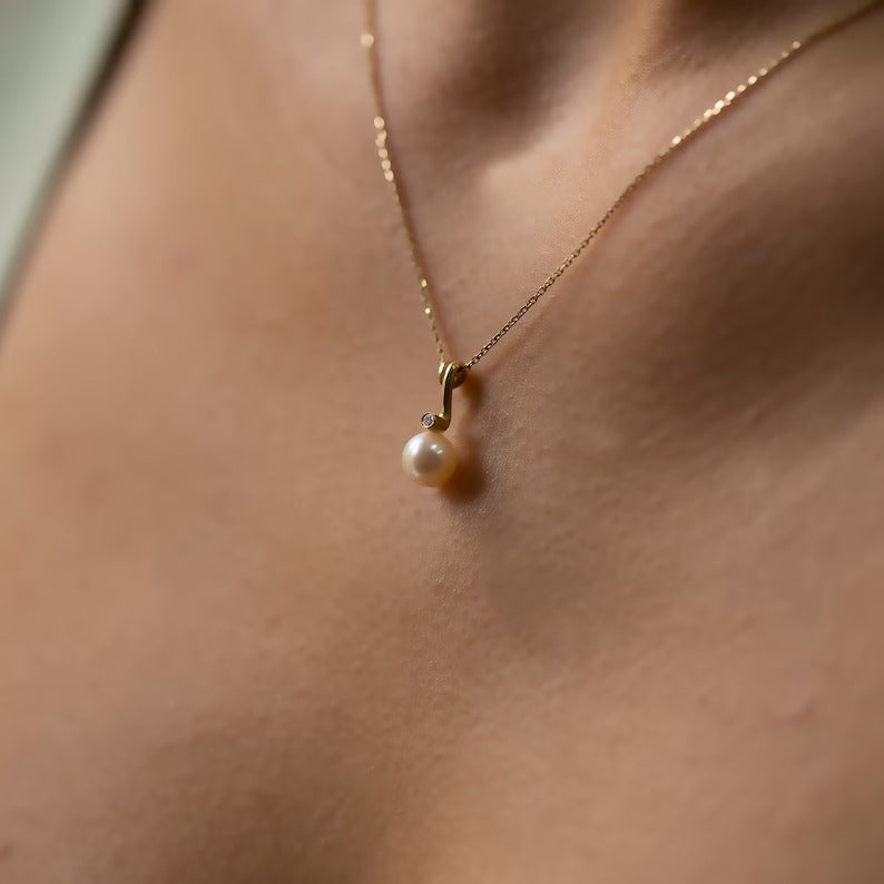 Minimal Pearl Necklace