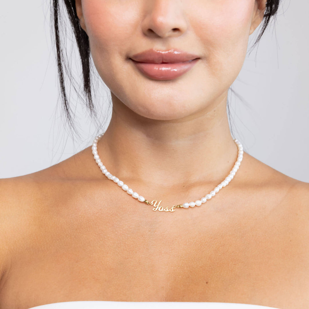 https://cdn.shopify.com/s/files/1/0770/0421/0497/files/Yoselin-Pearl_Name_Necklace-Closeup.jpg?v=1725510508